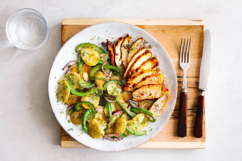 Pikantes Sambal-Hähnchen auf Curry-Kartoffelsalat mit Paprika