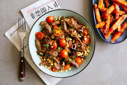 Asia-Steak-Wok mit Tomaten und Honig-Chili-Süßkartoffelpommes