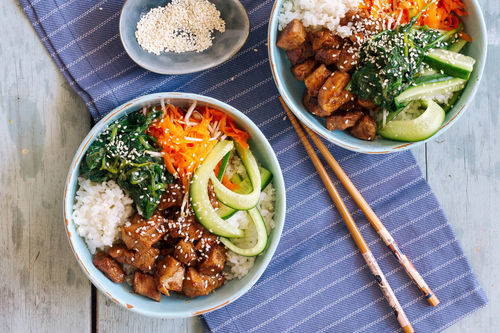 Schweinefleisch-Bibimbap mit Gemüse und Ingwer-Miso-Dressing