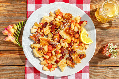 Kaiserschmarrn mit kandierten Nüssen und Apfel-Birnen-Kompott