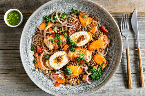 Hähnchen-Speck-Involtini mit Aprikosen auf Karotten-Linsen-Gemüse