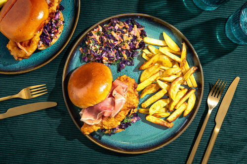 Feiner Hähnchenburger mit Serranoschinken dazu Rotkohlsalat mit Kapern und Ofenpommes
