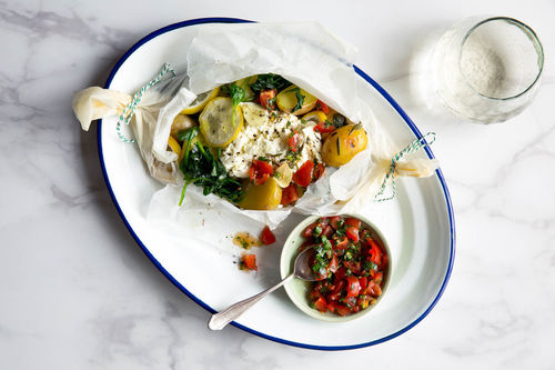 Mangold-Kartoffel-Päckchen mit Feta, Zitrone und Tomatensalsa