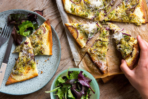 Rosmarin-Kartoffel-Pizza mit Zucchini und gemischtem Salat