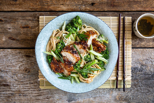 Karamellisiertes Hähnchenfilet auf Erdnuss-Udon-Nudeln mit Brokkoli