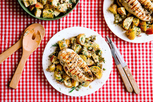 Krosses BBQ-Hähnchen mit fruchtigem Kartoffel-Dill-Salat