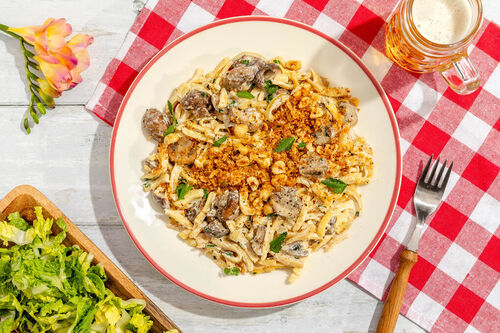 Spätzle mit Hähnchen und Pilzen mit Nussbröseln und Romanasalat