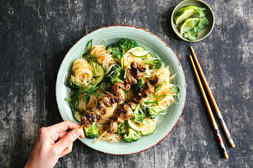 Hoisin-Rindfleischspießchen mit pikantem Brokkoli-Glasnudelsalat