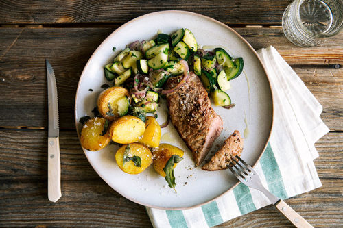 Zartes Kalbsschnitzel mit Zucchini und Salbei-Kartoffeln
