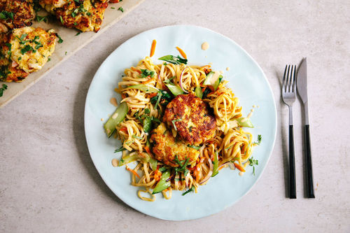 Knusprige Garnelenküchlein mit bunter Asia-Nudelpfanne