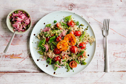 Quinoa-Taboulé mit Aprikosen mit Granatapfeldressing und Pistazien