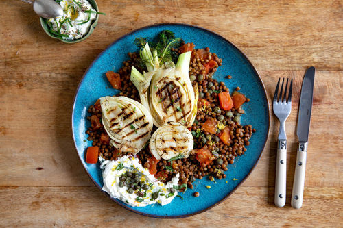 Gegrillter Fenchel mit Ricotta und feinem Linsen-Kapern-Gemüse