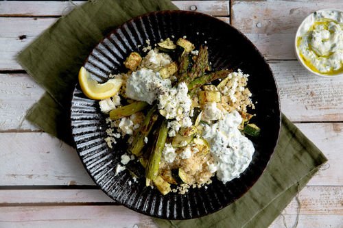 Grüner Spargel und Zucchini mit Haselnuss-Couscous und Kräuterdip