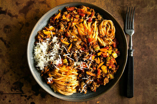 V3: Vollkornpasta bolognese mit Bio-Hack klassisch-fein mit Thymian und Käse