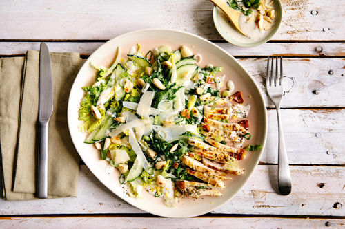 Hähnchensalat Caesar-Style mit Parmesan und blanchierten Mandeln