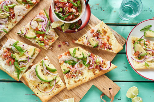 Hähnchenpizza „Mexiko“ mit Avocado und Tomatensalsa