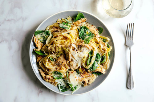 Sommerliche Hähnchen-Pasta mit Frischkäse, Spinat und Zitrone