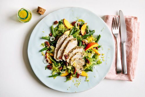 Fruchtiger Hähnchen-Nuss-Salat mit Nektarine und grünen Bohnen