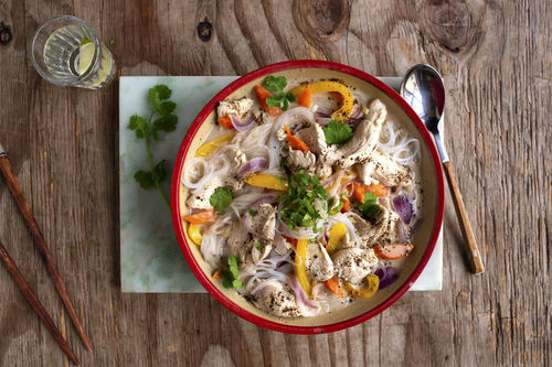 Satay-Hähnchensuppe mit Glasnudeln und Gemüse