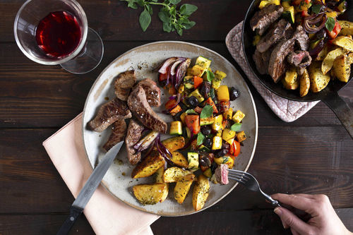 Mediterrane Steakpfanne mit Gemüse und Rosmarinkartoffeln