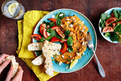 Süßkartoffel-Dal-Püree mit Naan und Spinat-Tomaten-Salat