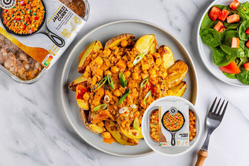 Vegetarisches Jalfrezi auf Ofenkartoffeln mit Lauchzwiebeln und Spinat-Tomaten-Salat