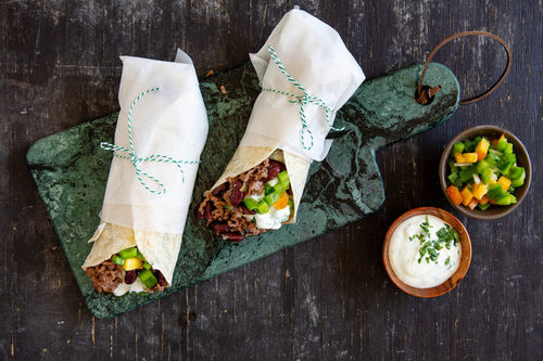 Rindfleisch-Bohnen-Burritos mit Pfirsichsalsa und Koriandercreme