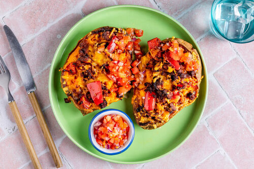 V: Vegane Ofen-Süßkartoffel mit „Chorizo“ dazu fruchtige Tomatensalsa