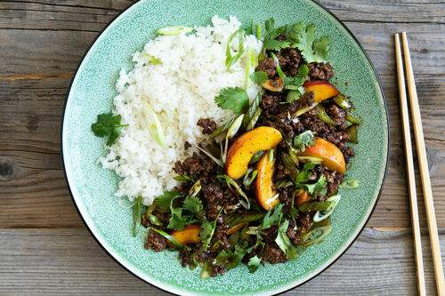 Süß-saure Bio-Hackfleischpfanne mit Nektarine und Sushireis