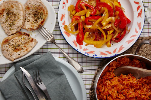 Saftige Schweinesteaks mit Balkan-Reis und bunter Paprika