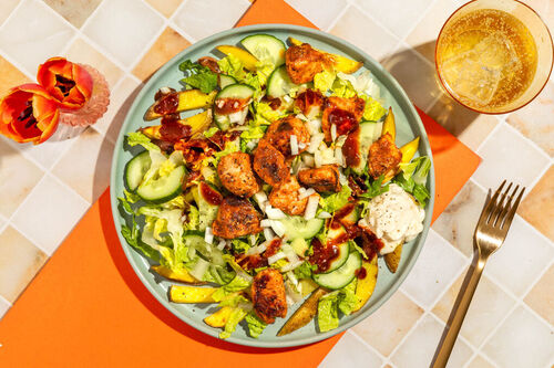 Veganes Hähnchen mit Erdnusssauce auf Pommes mit Romanasalat und Gurke