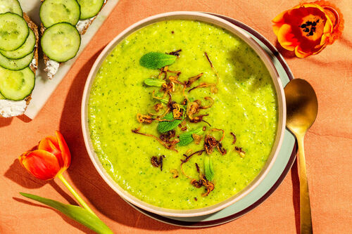 Gurken-Minz-Suppe mit Schalotten dazu Vollkornbaguette mit Ziegenfrischkäse