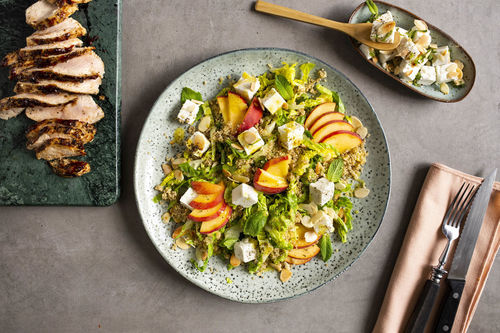 Fruchtiger BBQ-Hähnchensalat mit Pfirsich, Hirtenkäse und Minze