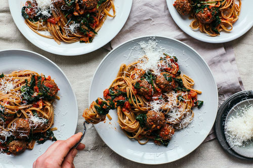 Tagliatelle mit Hackbällchen in würziger Tomaten-Spinat-Sauce
