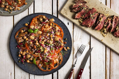 Rindersteaks mit Kräuterkruste an Tomaten-Bohnen-Salat mit Kapern