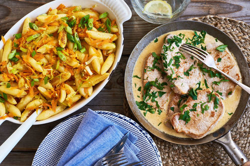 Schweinesteaks in Rahmsauce mit Schupfnudeln und Gemüse