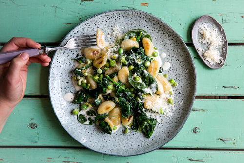 Zitronen-Gnocchi mit Erbsen in Spinat-Sahne-Sauce