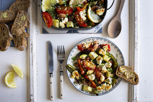 Gebackenes Sommergemüse mit Feta, Oliven und Honig