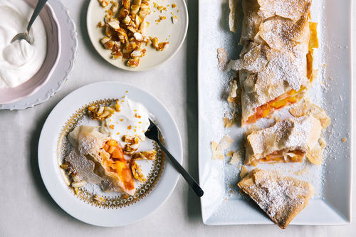 Feiner Pfirsich-Apfel-Strudel mit Vanilletopfen und Mandelkrokant