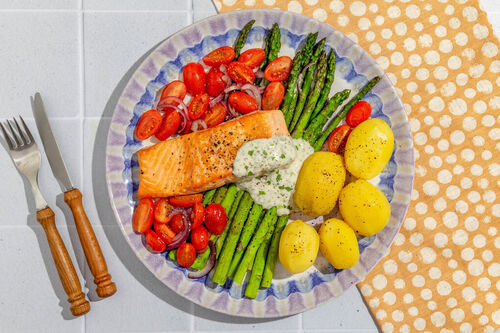 75°-Lachs mit grünem Spargel dazu Salzkartoffeln und Estragondip