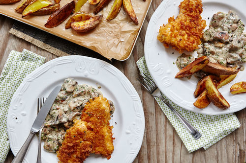 Knuspriges Cornflakes-Huhn mit Ofenkartoffeln und Champignons