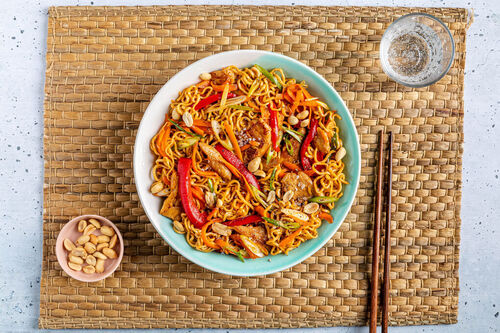 Vegane „Hähnchen“-Nudelpfanne mit Gemüse und gerösteten Erdnüssen