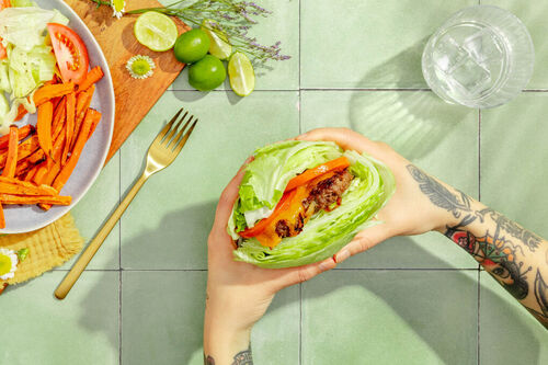 BBQ-Cheeseburger mit Bio-Rinderhack mit Tomaten und Gemüsepommes