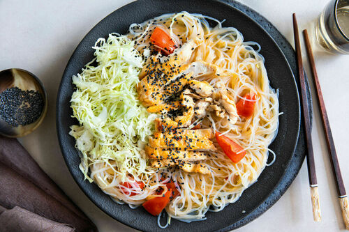Hähnchen in Kokosmilch gegart mit Glasnudeln und knackigem Krautsalat