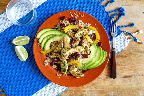 Mexikanische Hähnchenbrust mit buntem Quinoa-Gemüse und Avocado