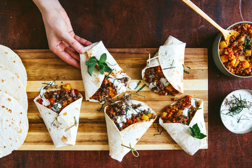 Indische Lammfleisch-Wraps mit cremiger Kräuter-Joghurt-Sauce