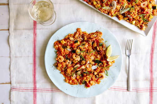 Saftige Meeresfrüchte-Paella mit Safran, Zucchini und Paprika