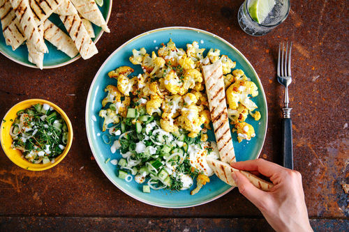 Tandoori-Blumenkohlröschen mit selbst gebackenem Fladenbrot