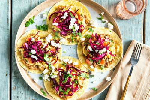 Tacos mit „Huevos Tirados“ und Feta mit Bohnenpüree und Rotkohlsalat
