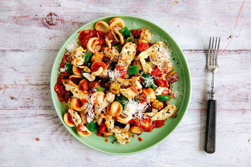 Hähnchen-Ratatouille-Pasta mit Rosmarin und geriebenem Käse